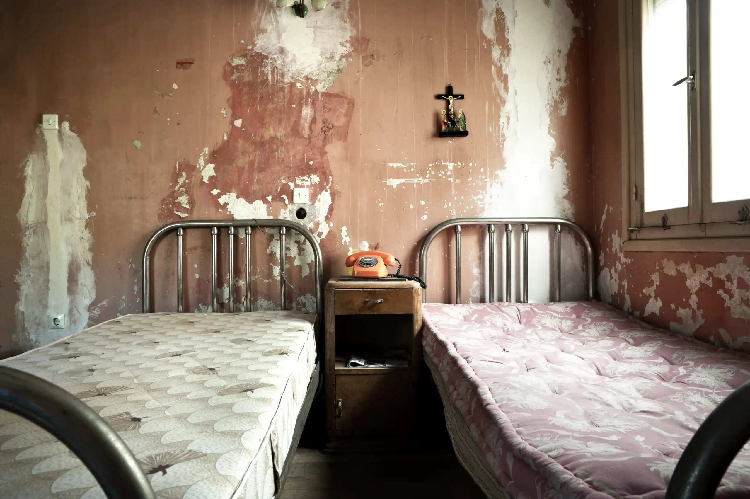 Oszustwa Airbnb – brudny pokój hotelowy