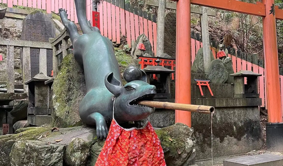 Fox-waterfontein bij een tempel in Kyoto, Japan.