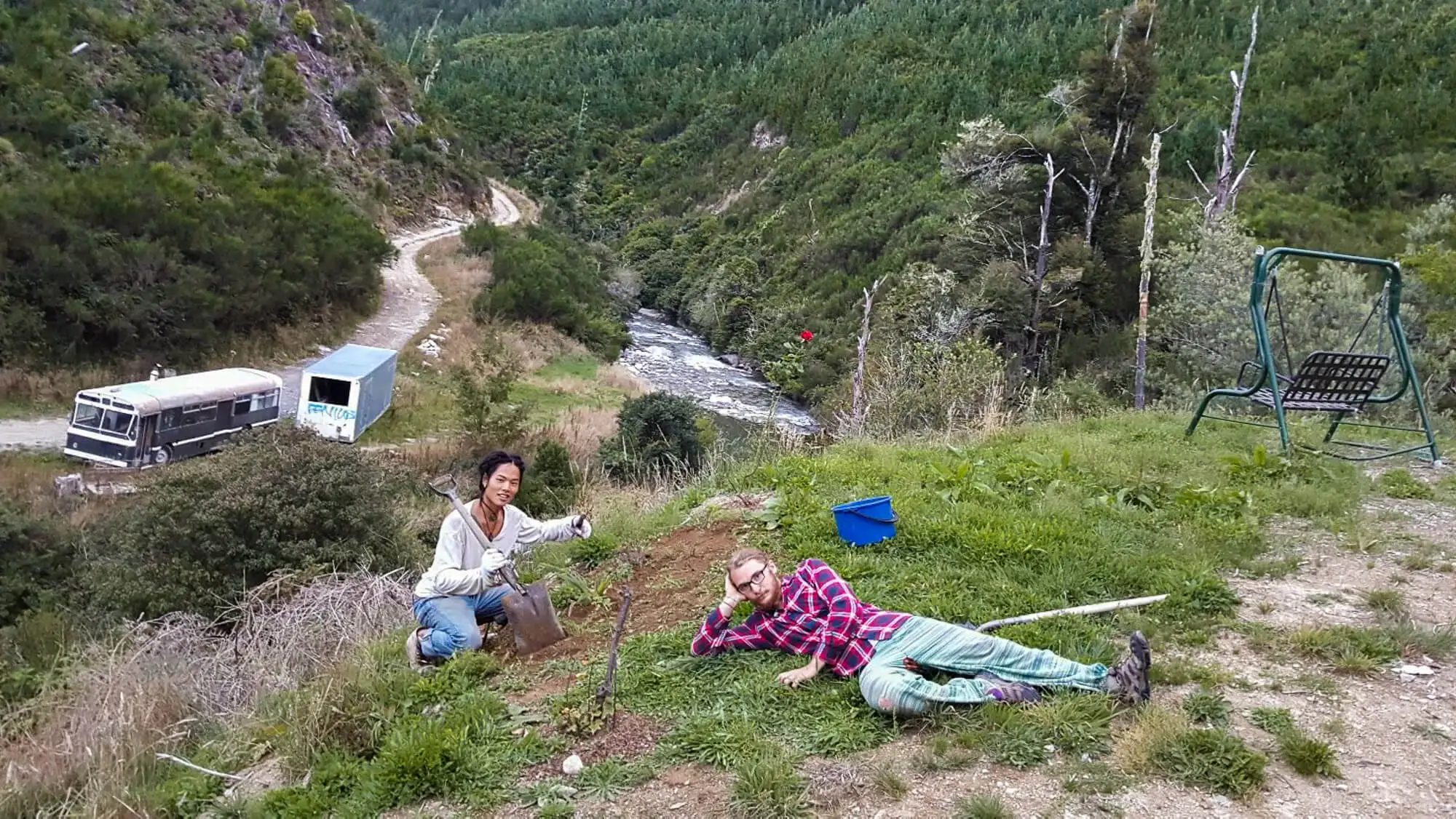 Dois viajantes fazendo voluntariado no exterior gratuitamente