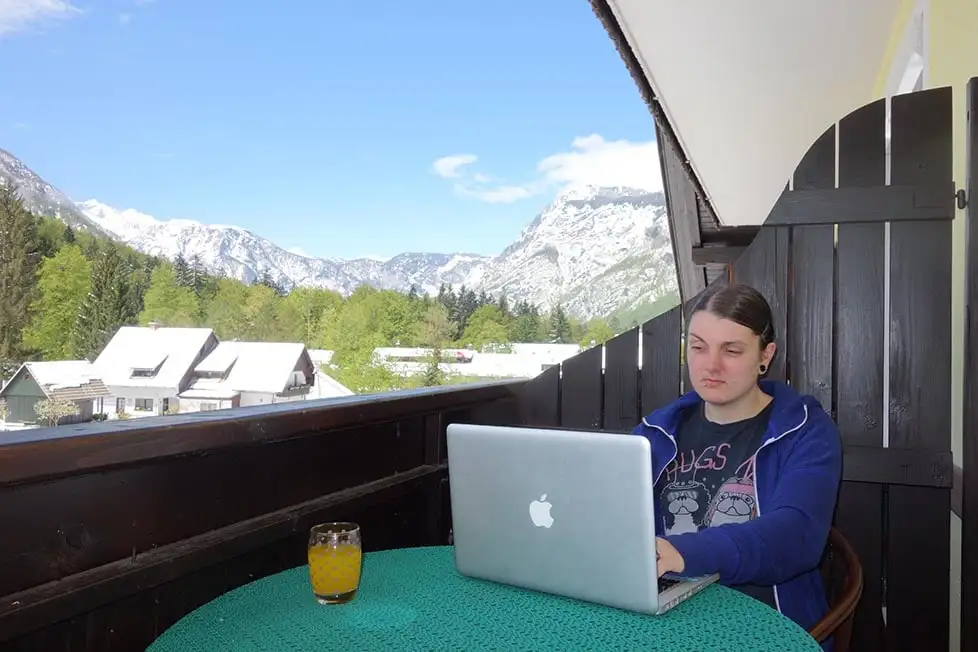 Nic trabalhando em um laptop em Bohinj, perto de Bled, na Eslovênia.