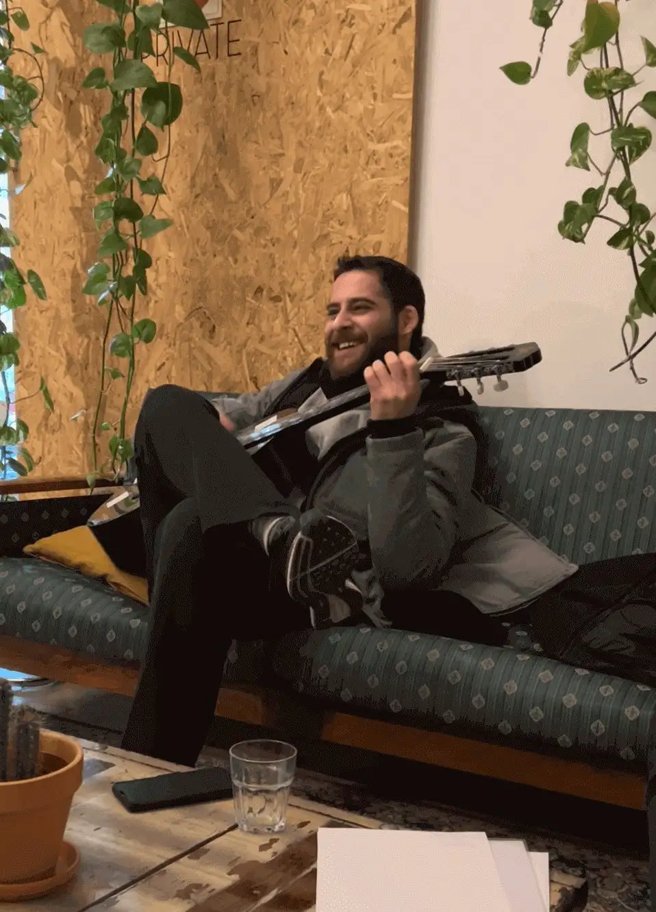 Cara tocando violão no albergue