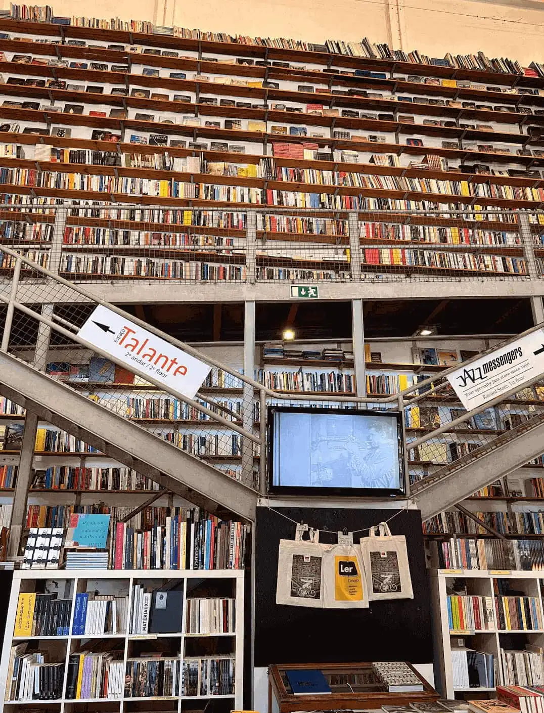 visitando uma livraria em Portugal