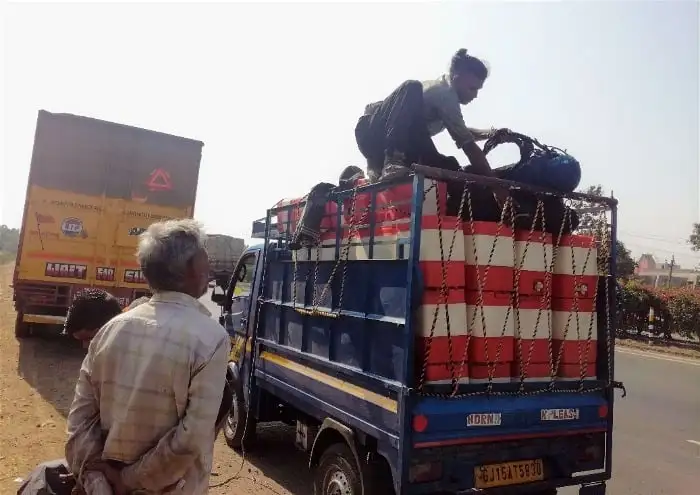 pegando carona no Sri Lanka para mochilas econômicas