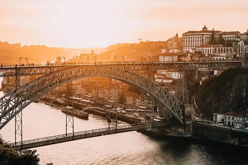 Pôr do sol sobre a ponte do Porto