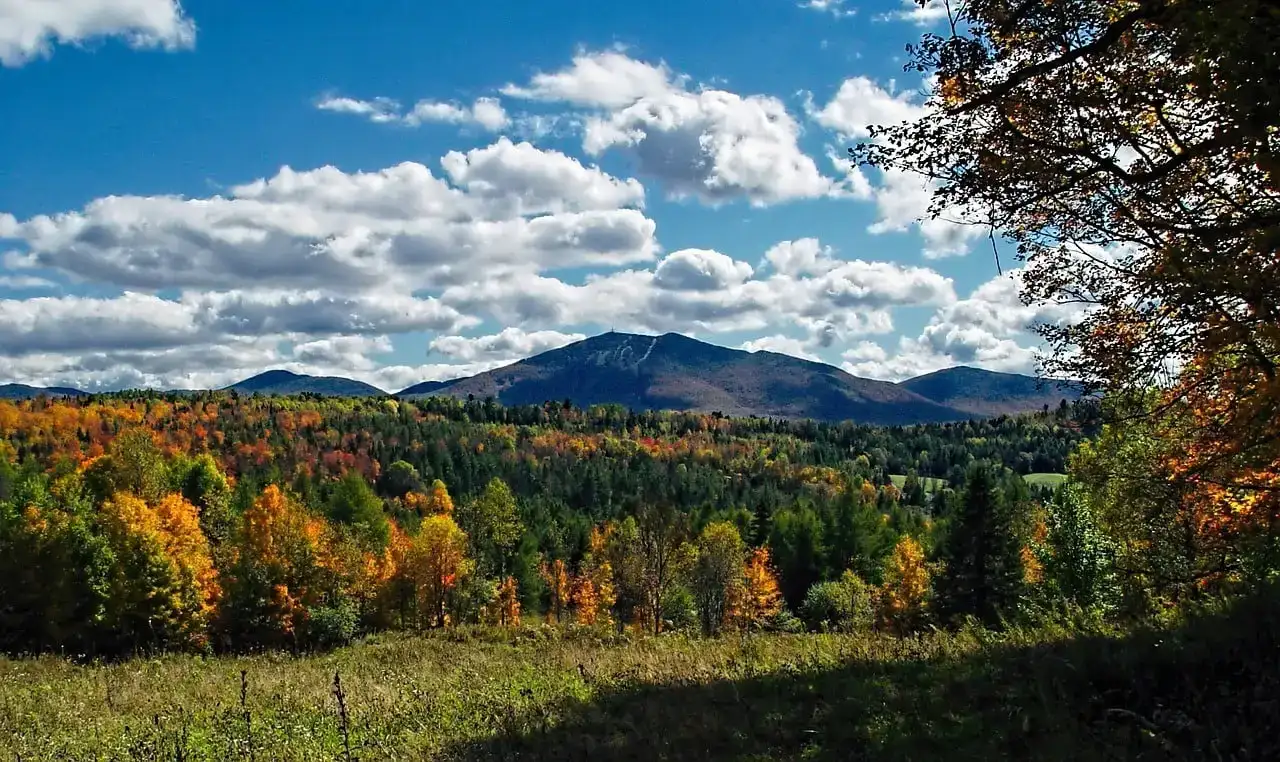 Terrain de camping en Nouvelle-Angleterre avec feuillage d'automne et montagnes