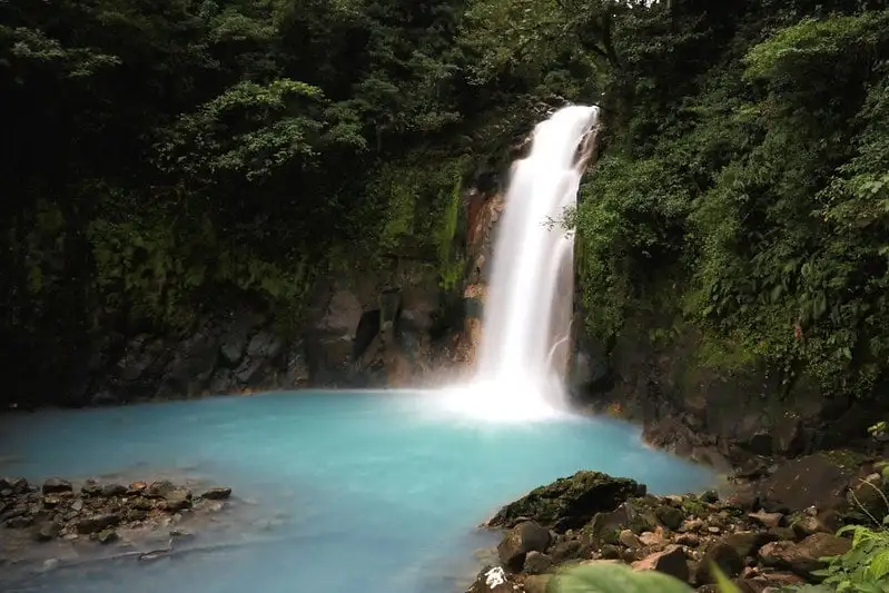 Râul cu apă albastră Rio Celeste