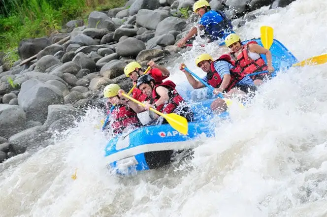 Tur de rafting cu apă albă pe râul Pacuare din San Jose