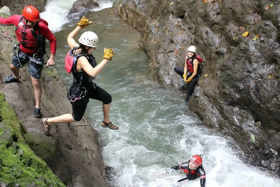 Gravity Falls: sărituri în cascadă și canyoning extrem