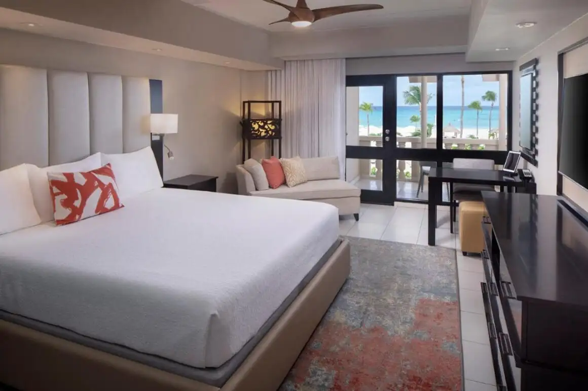 Pogled iz ptičje perspektive na Palm Beach v Arubi. Turkizne vode, beli pesek in veliki hoteli