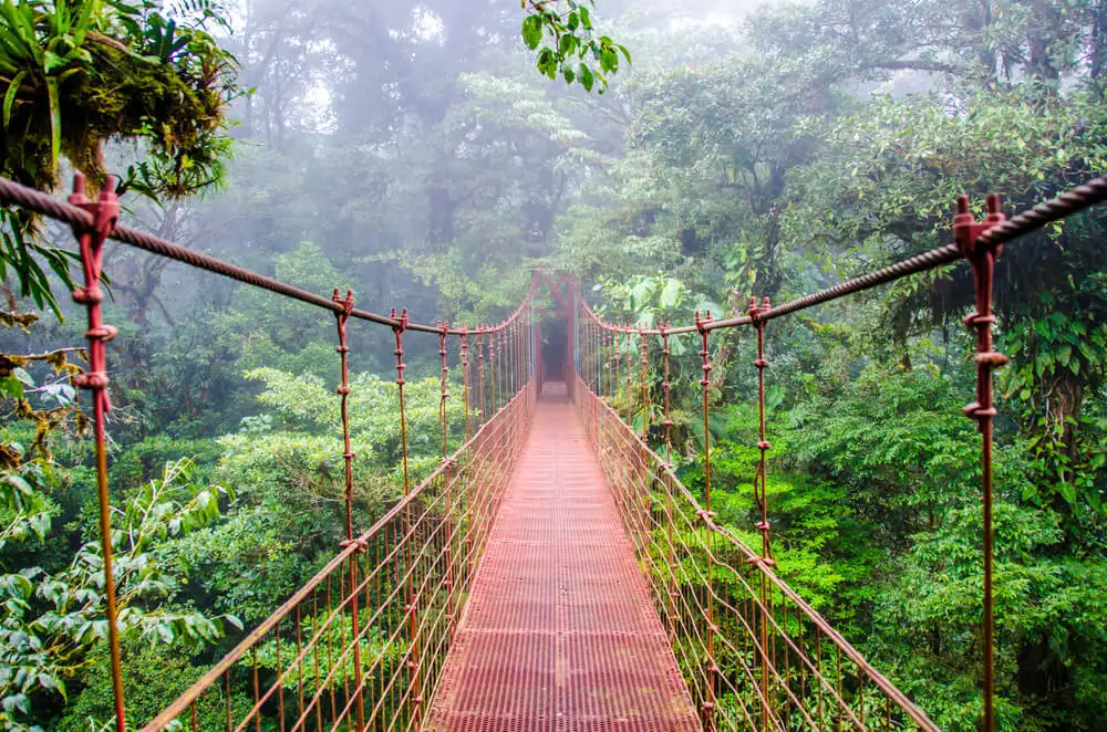 L'un des endroits les plus uniques où séjourner au Costa Rica, une belle cascade à Montezuma.