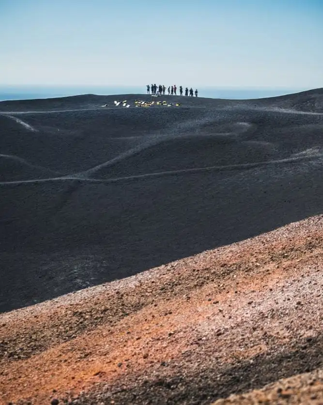 grupo de caminhantes escalando vulcão