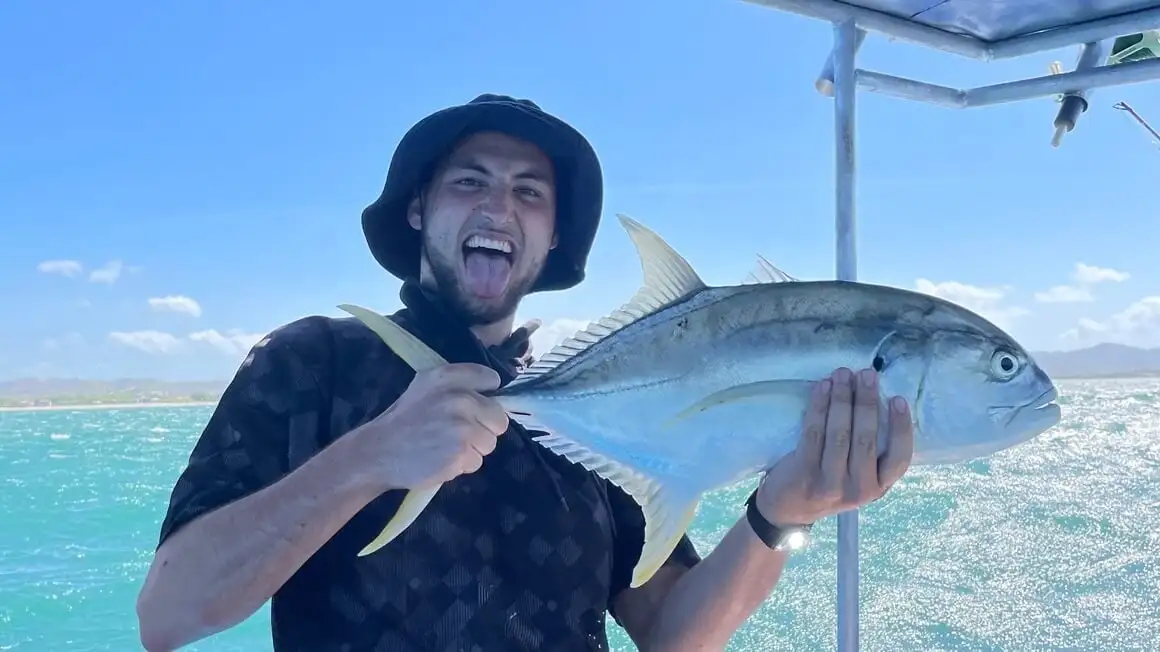 homme avec un poisson