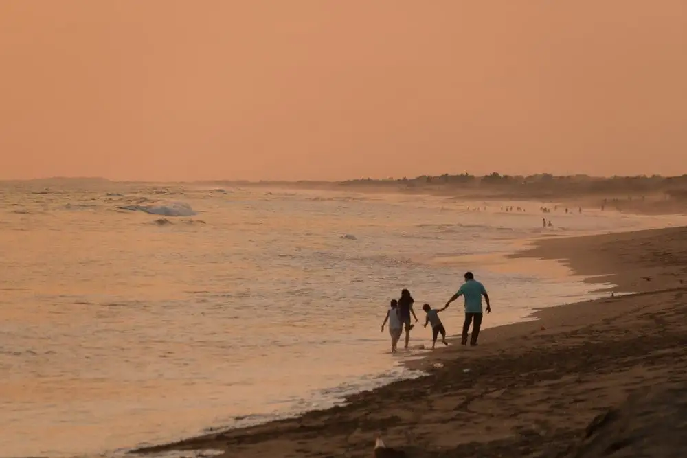 Une famille sur une plage ne craignant pas pour sa sécurité au Nicaragua