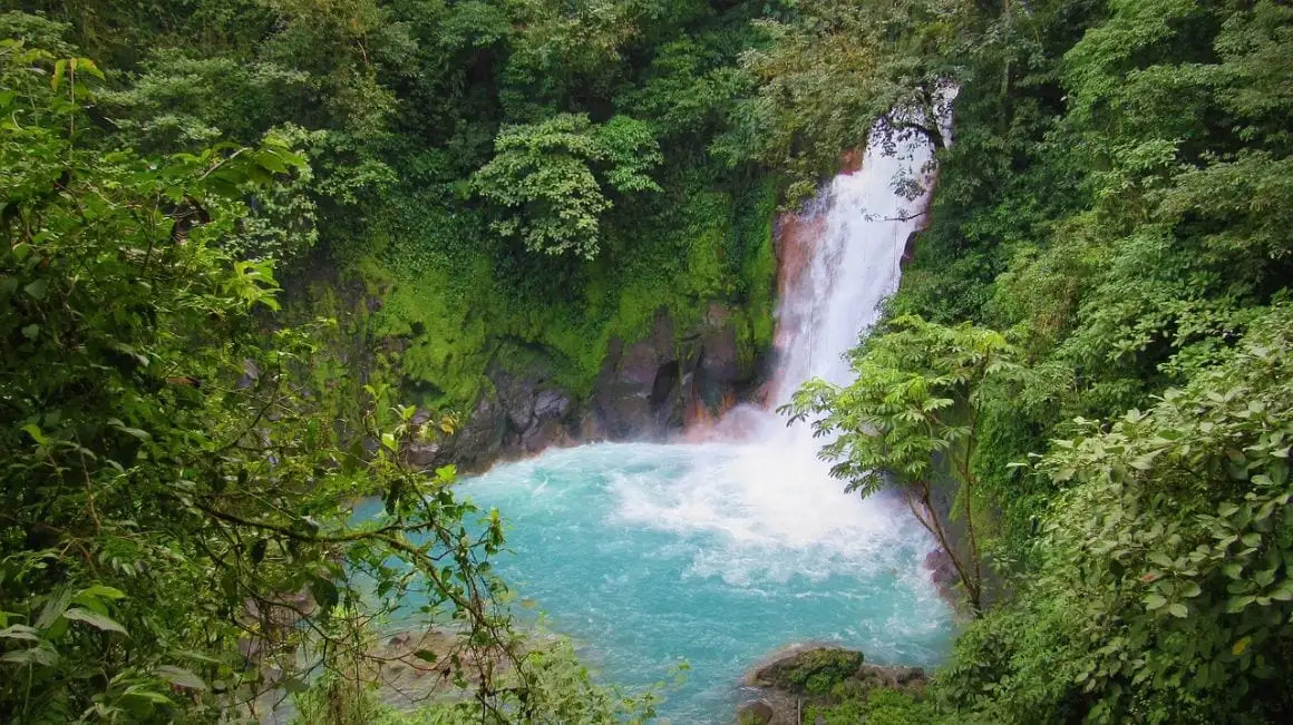 Wędrówka do wodospadu Rio Celeste w Parku Narodowym Wulkanu Tenorio