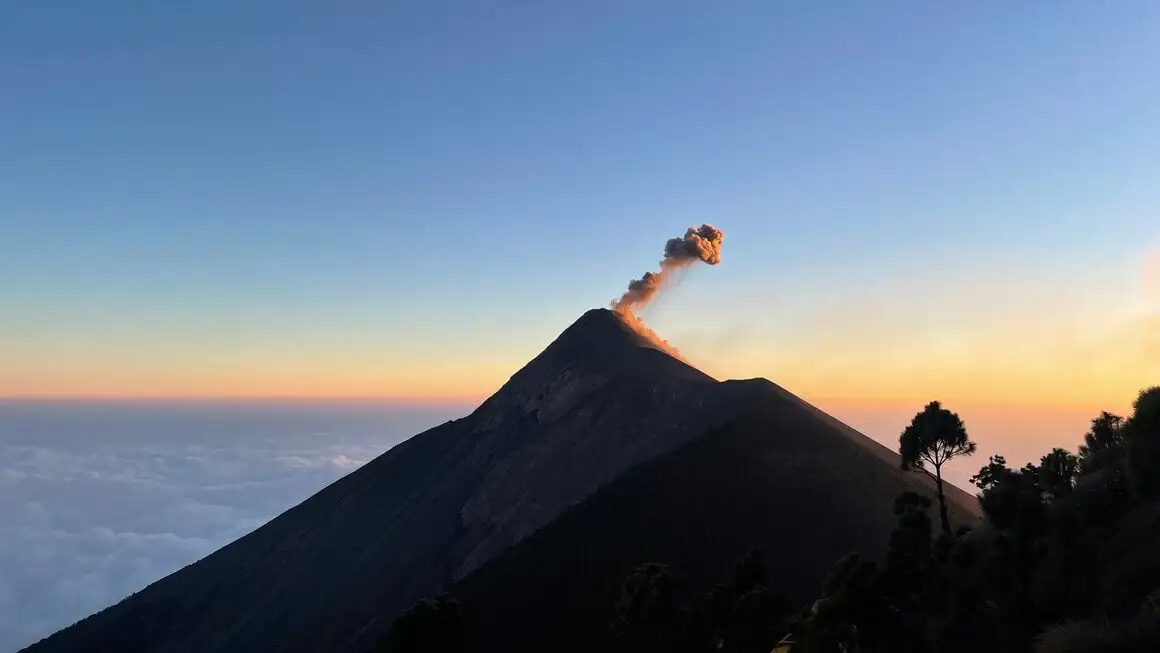 acatenango at fuego volcano sa pagsikat ng araw sa guatemala