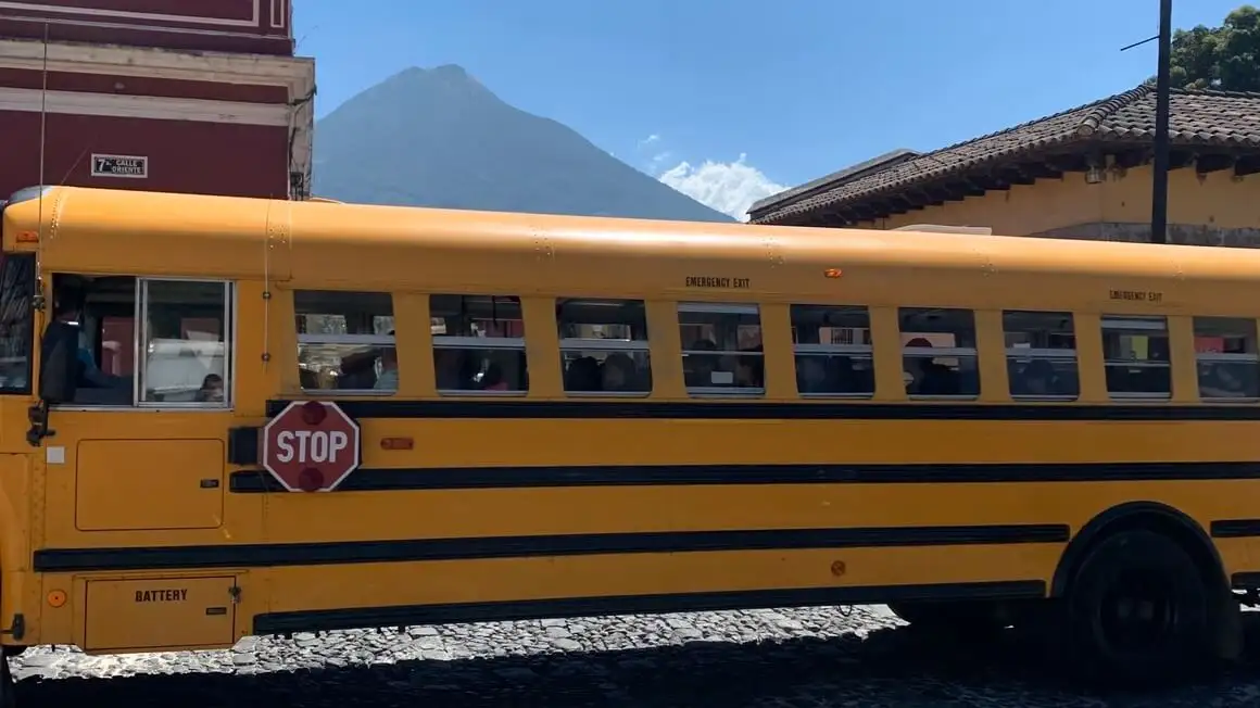 Autobuz și vulcan în Antigua Guatemala
