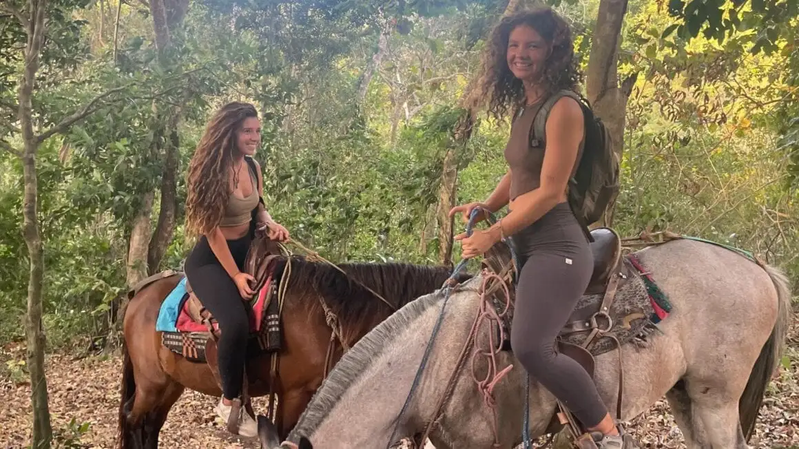 deux filles à cheval