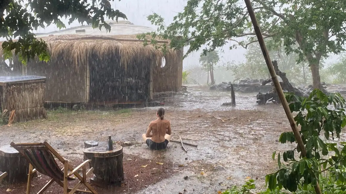 mec méditant sous la pluie