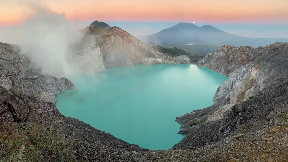 deux filles sur un VTT explorant Ometepe, Nicaragua avec vue sur un volcan