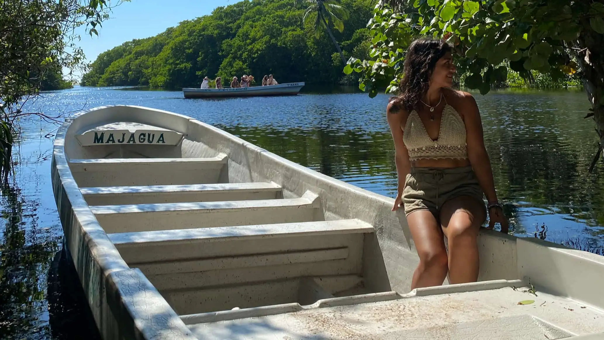 Une fille assise sur un bateau dans un lac au Mexique