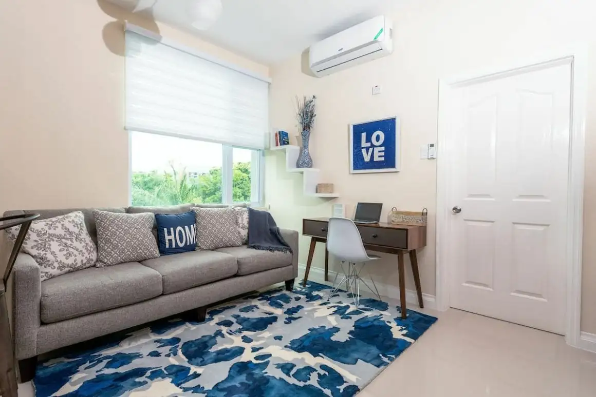 Apartamento en el distrito de negocios con piscina y gimnasio compartidos.