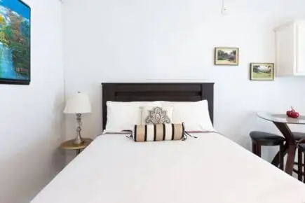 Apartamento con balcón privado y vistas panorámicas al mar.