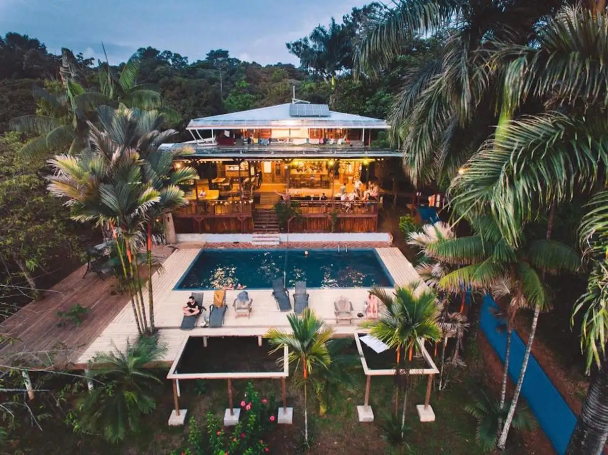 loď poblíž bocas del toro panama