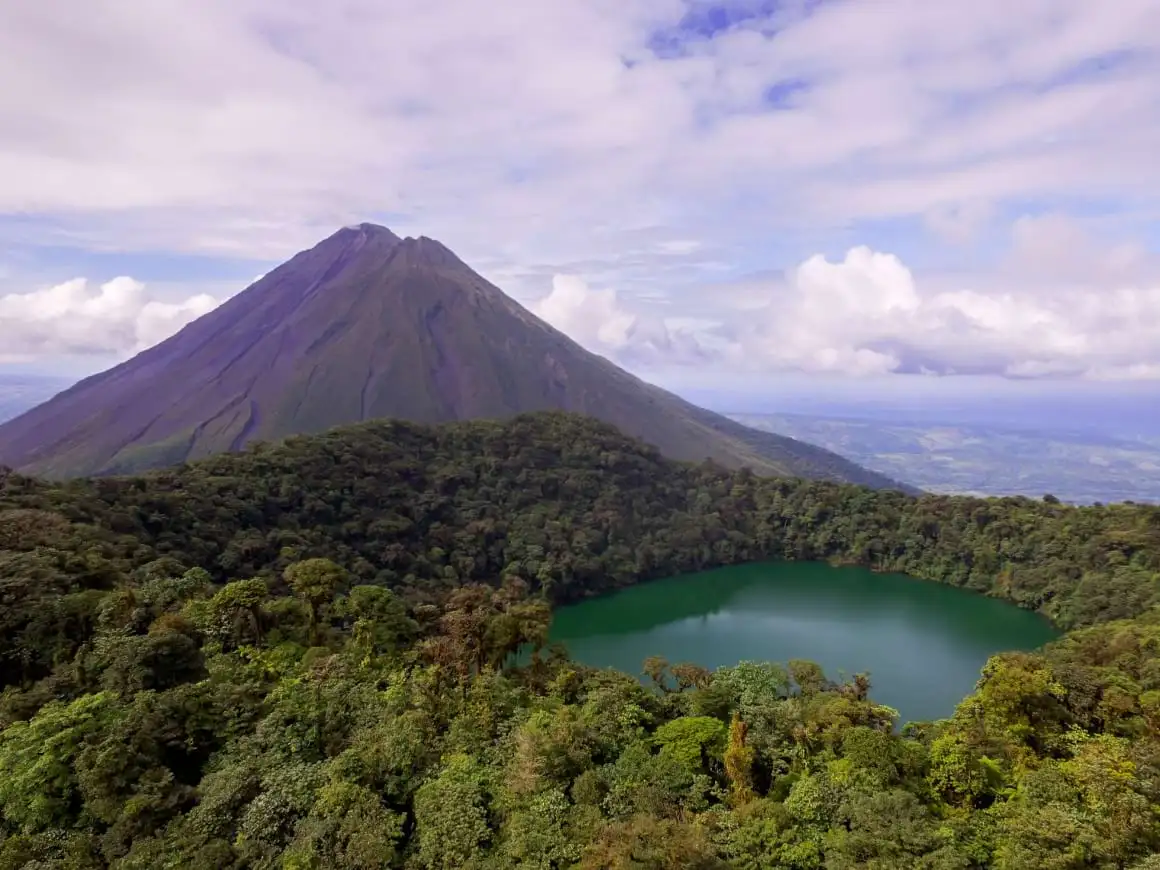 Cerro Chato Costa Rica s výhledem na sopku Arenal.