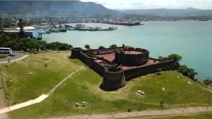 starý žltý kamenný kostol v Santo Domingo