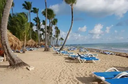 modré plážové ležadlá na pláži v punta cana v dominikánskej republike