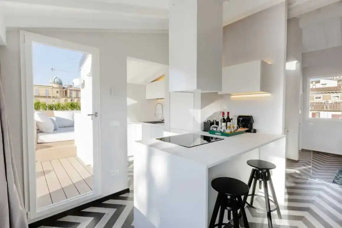 Obytný priestor na Airbnb. Farebná, útulná s rastlinami, pohovkami a malým jedálenským stolom.