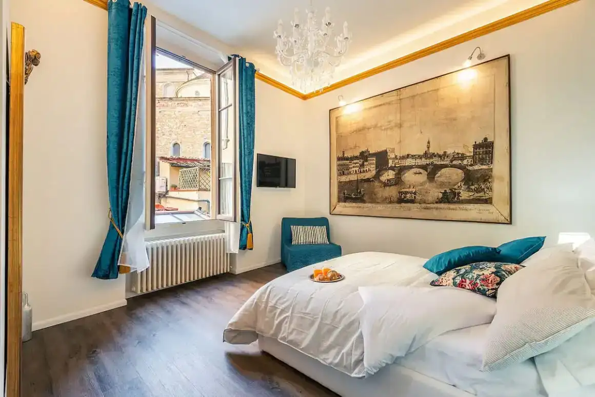 Obývacia izba v Airbnb. Sofistikovaný dekor s veľkou bielou pohodlnou pohovkou uprostred