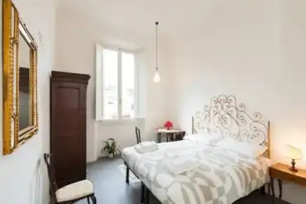 Moderná kuchyňa. Biely a čierny dizajn interiéru. Dvere, ktoré vedú na terasu s pohodlným vonkajším nábytkom.