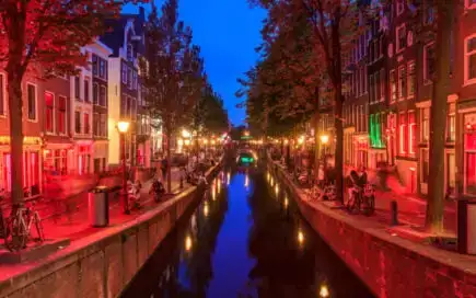 Placa alertando sobre multa por urinar em público em uma ponte no Red Light District, De Wallen, em Amsterdã