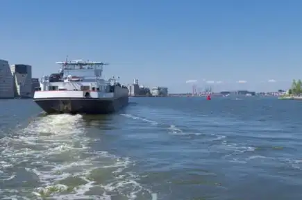 Homem ruivo acendendo um baseado enorme em uma cafeteria em Amsterdã