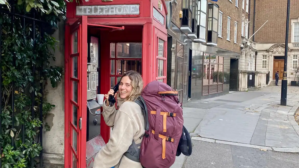 Danielle Londra, İngiltere'de bir telefon kulübesinde