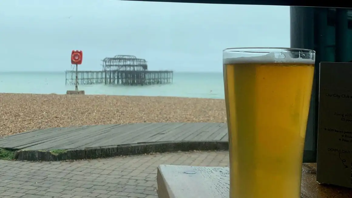 Uma das ruas de The Lanes, Brighton, em uma manhã escura