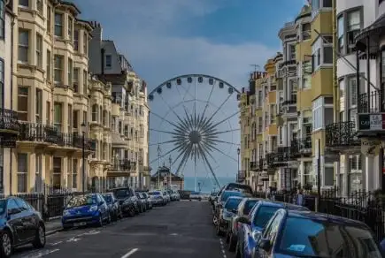 A placa do cais de Brighton acendeu na escuridão