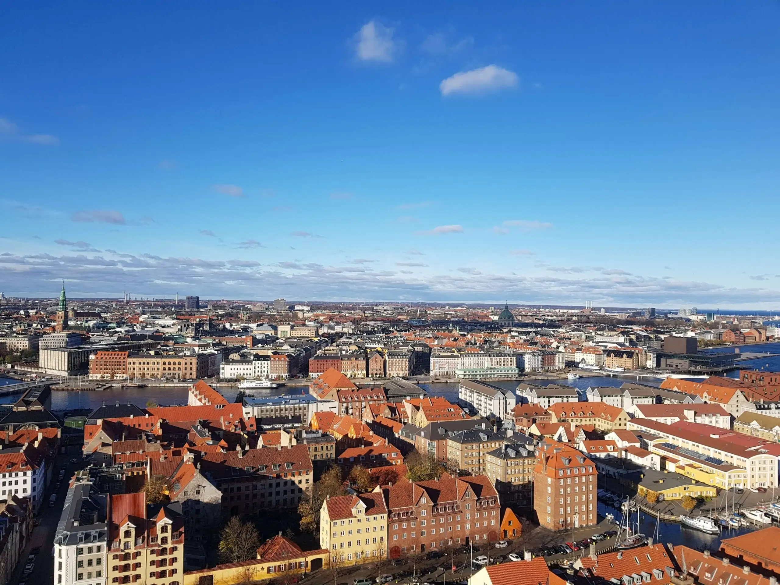 ikkunanäkymä oransseihin taloihin Kööpenhaminassa
