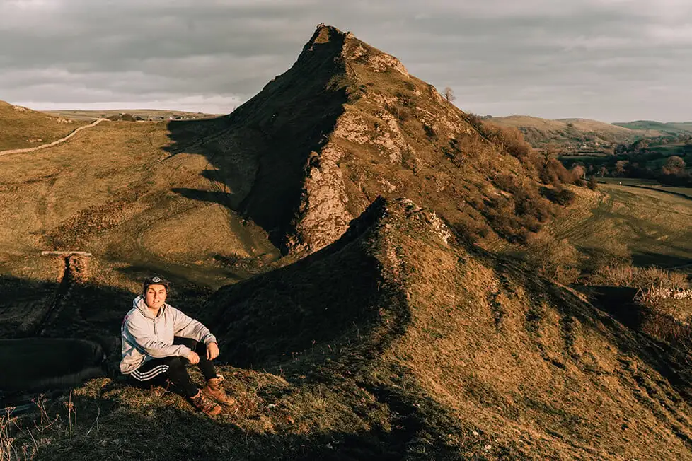 Uma pessoa sentou-se em Chrome Hill em The Peak District, Inglaterra