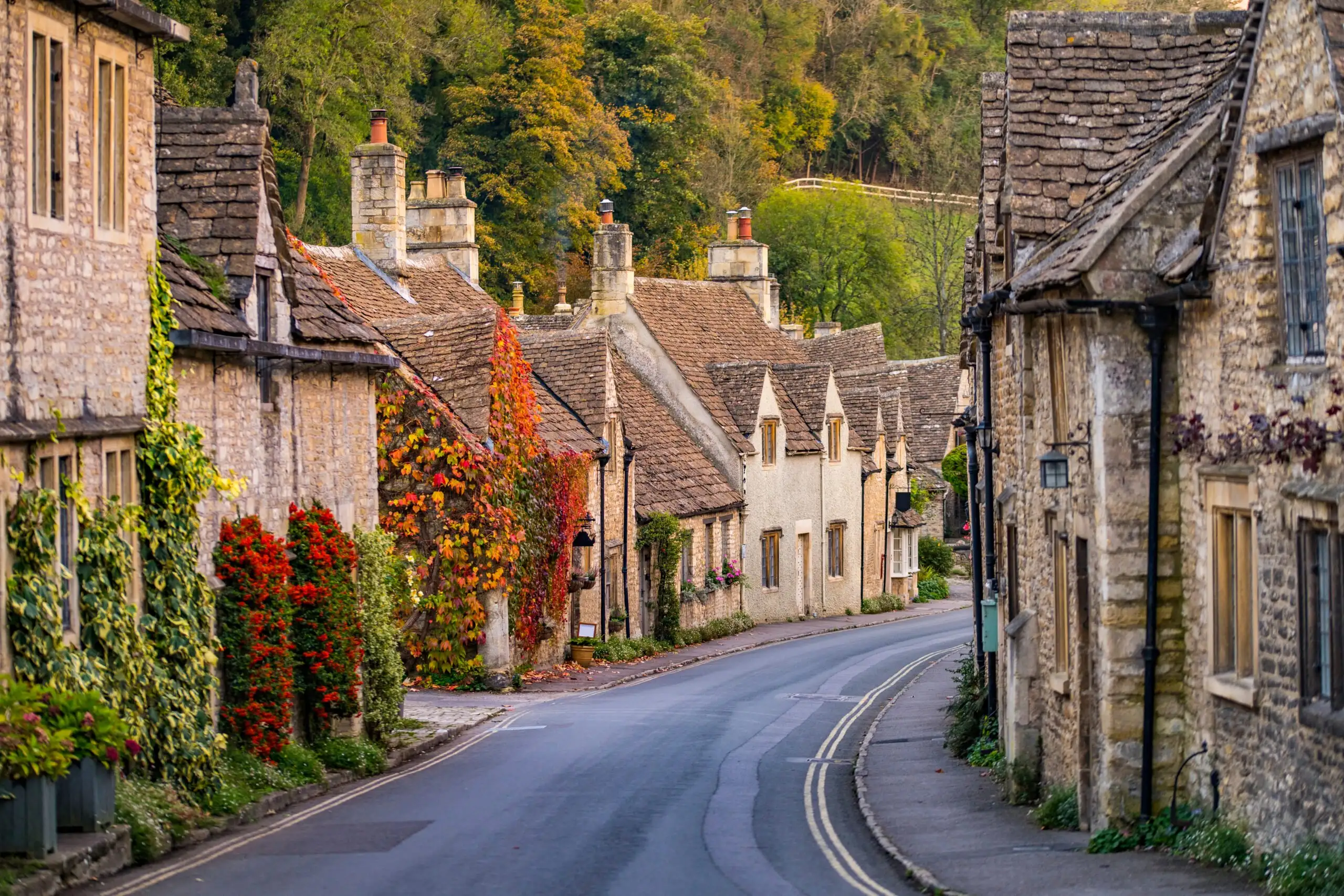 Uma rua pitoresca em uma vila inglesa