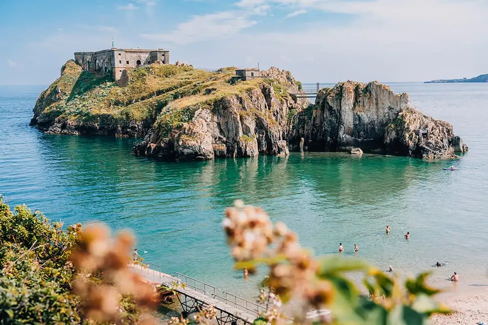 Uma ilha rochosa perto da praia de Tenby, no País de Gales.