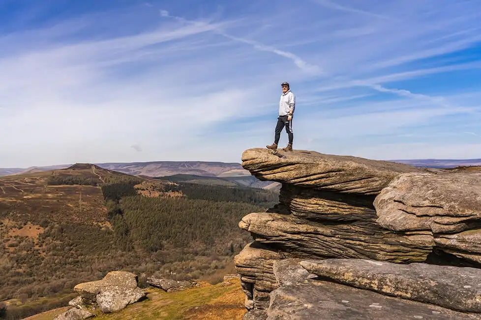 A vista de uma vila de pescadores costeira na Inglaterra