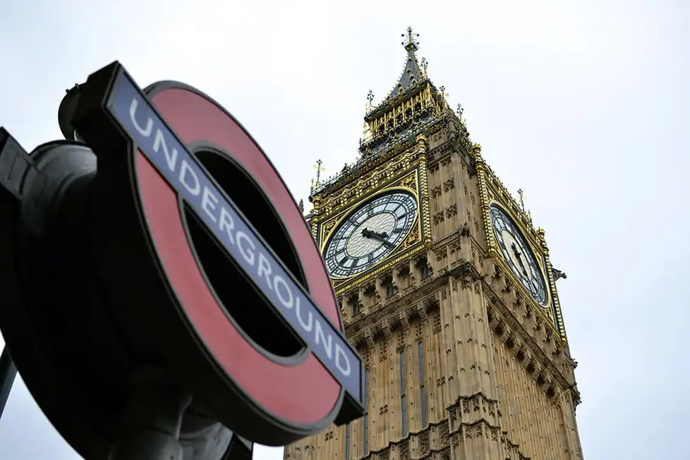 Uma placa subterrânea com o Big Ben ao fundo em Londres