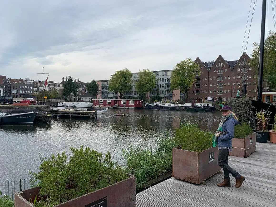 Laura estava em um deck de madeira próximo ao canal em Amsterdã