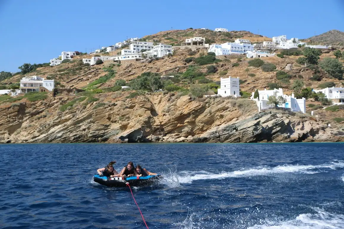un gars faisant un geste de la main vers la caméra lors d'un roadtrip en Crète Grèce