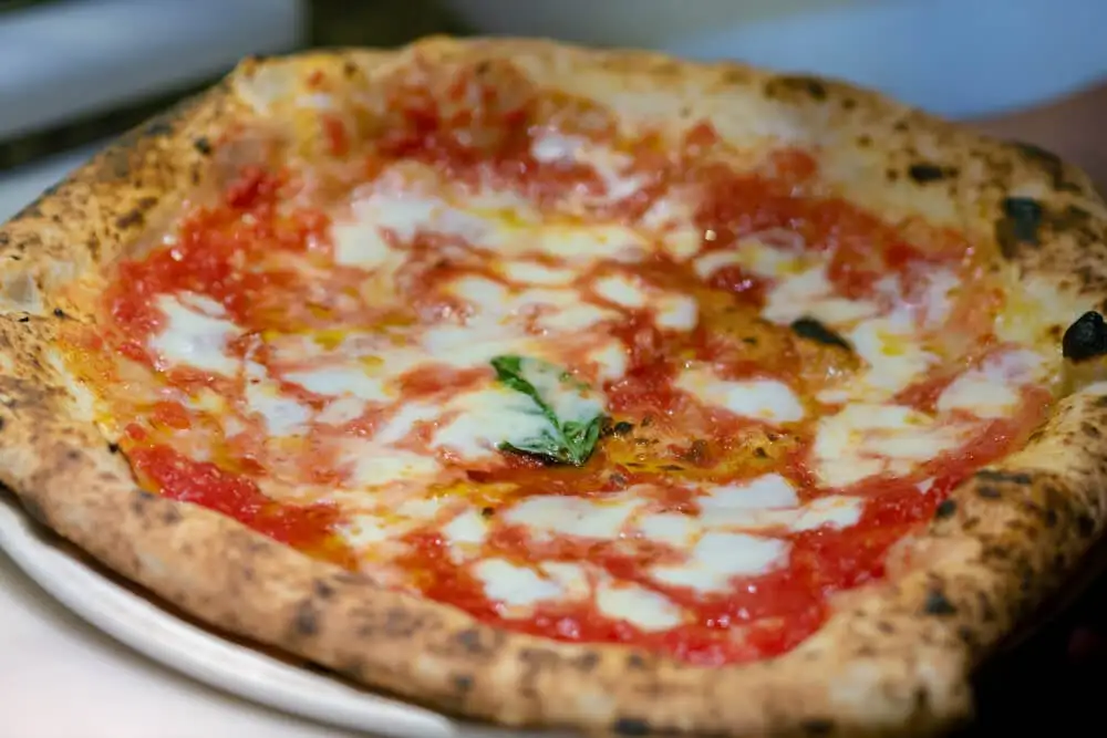 Coma a pizza mundialmente famosa no Sorbillo