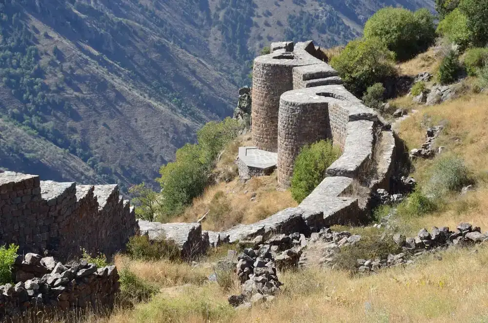 أنقاض حصن قديم على جبل في أرمينيا