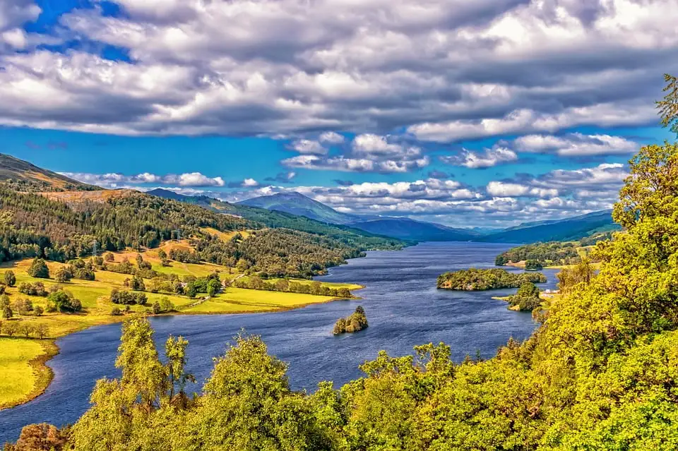 Loch Lomond nas terras altas da Escócia. foto cortesia: Pixabay
