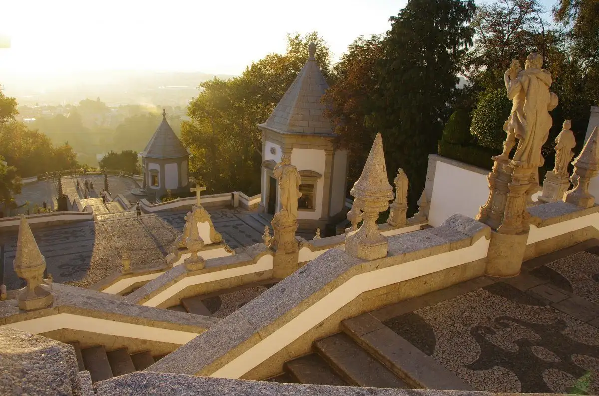 pôr do sol no bom jesus em braga portugal